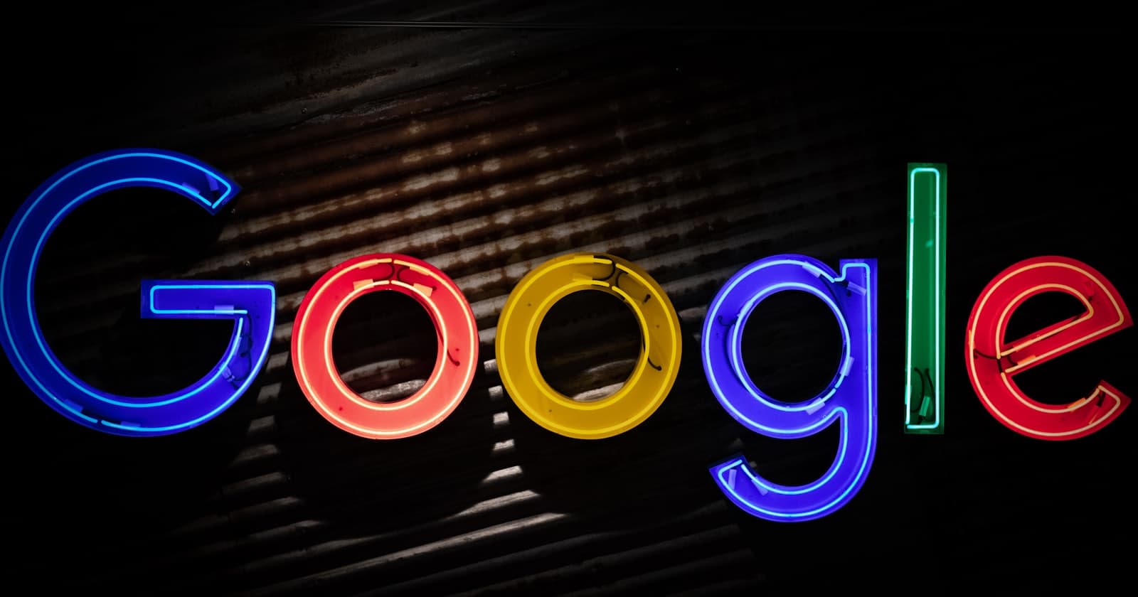 Neon ışıklı Google tabelası