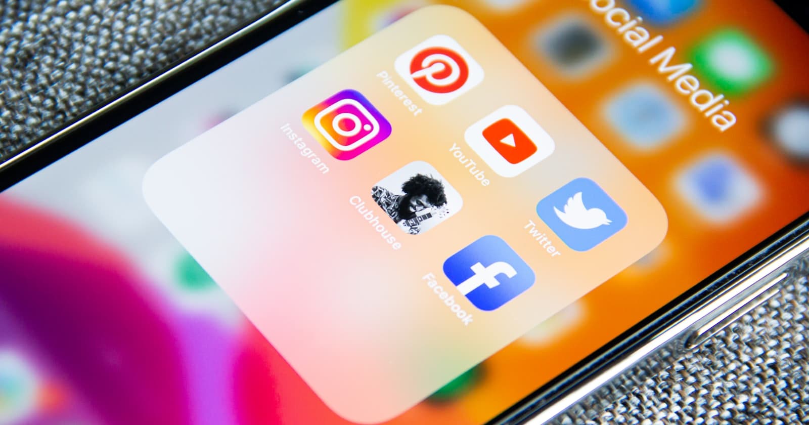 Telefon ekranında yan yana duran sosyal medya uygulamaları